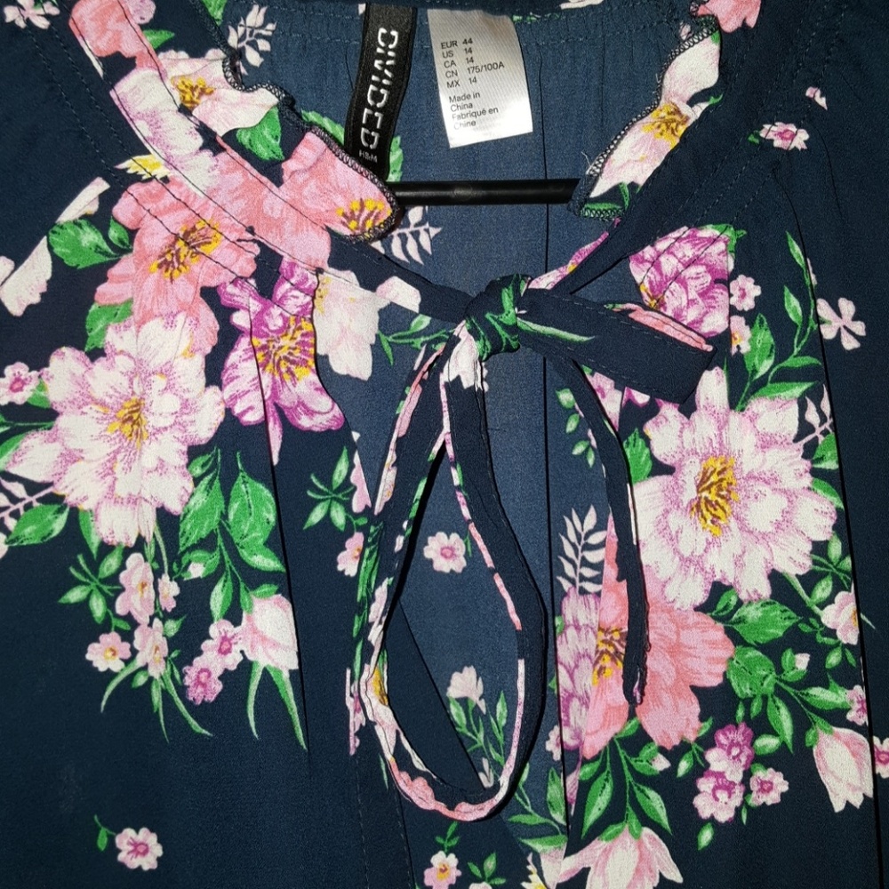H&M blouse !! ๐ผ๐ป๐น๐ฅ - Picture 3 of 5